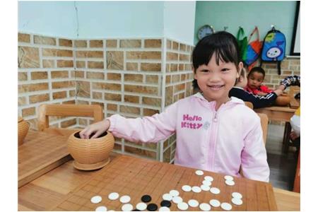 抱著手機打游戲，不如報個圍棋課！